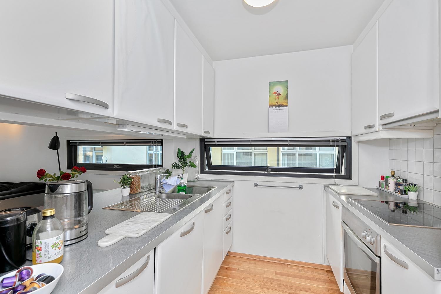 Kjøkken med integrerte hvitevarer Galleribilde