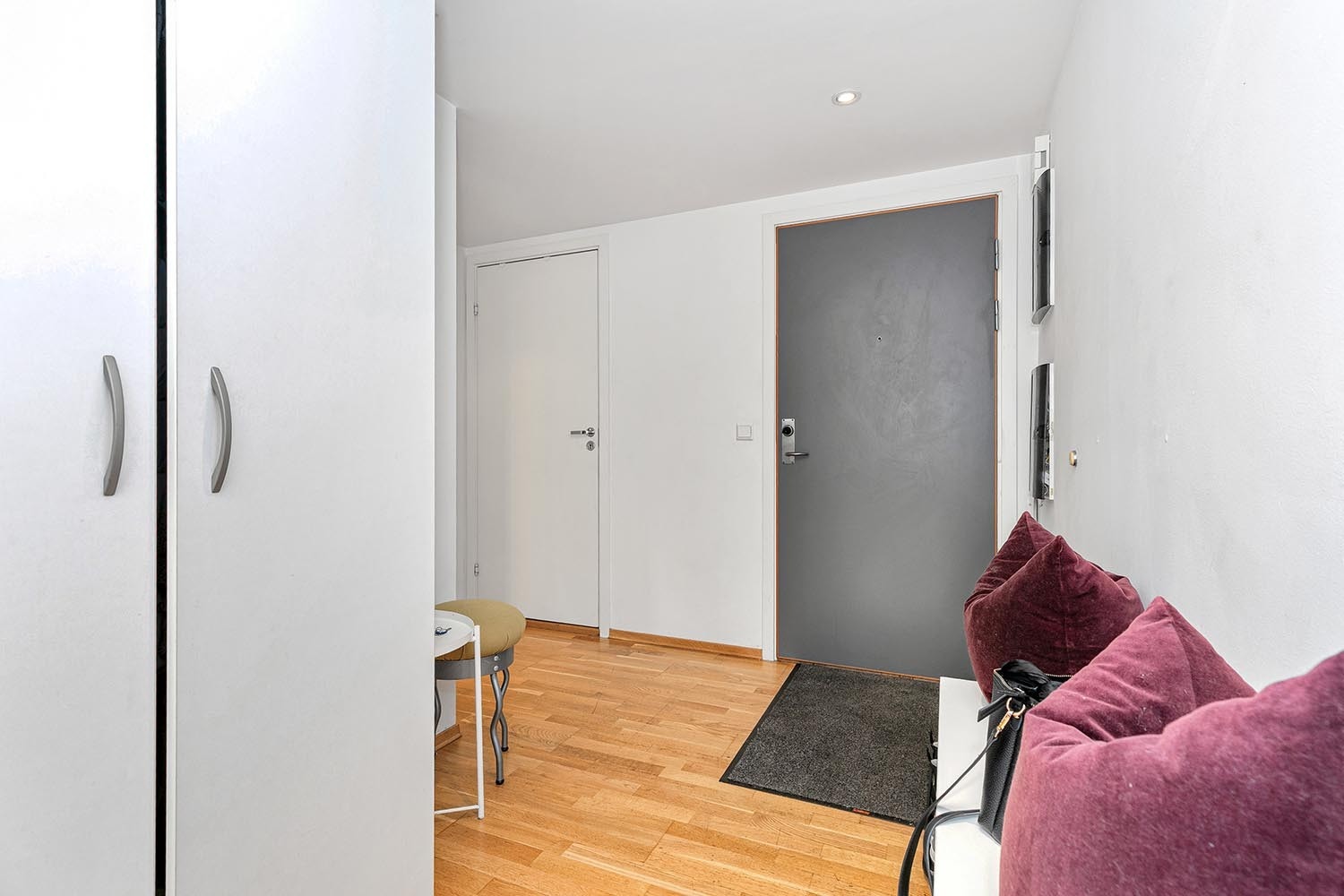 Gang med mye garderobeplass Galleribilde