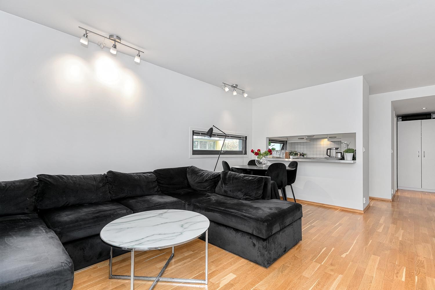 Romslig stue med åpne planløsning til kjøkkenet Galleribilde