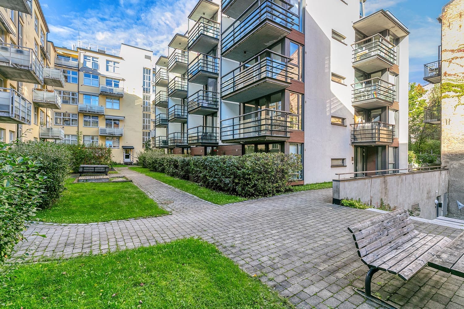 Rolig innergård midt i byen Galleribilde