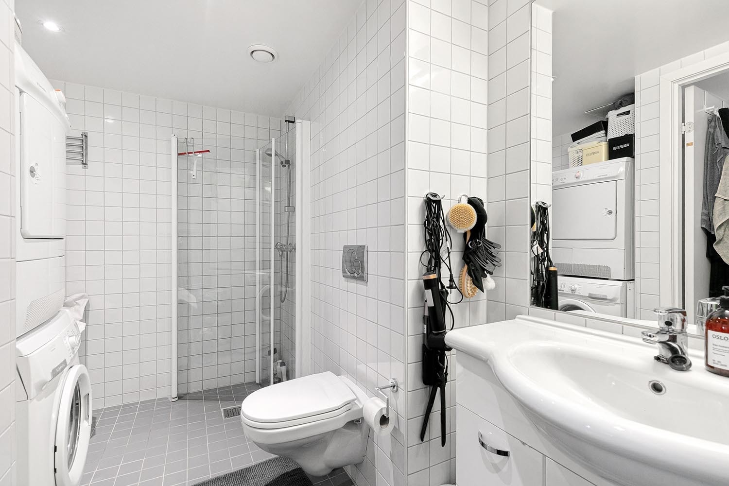 Baderom med vaskemaskin og tørketrommel Galleribilde