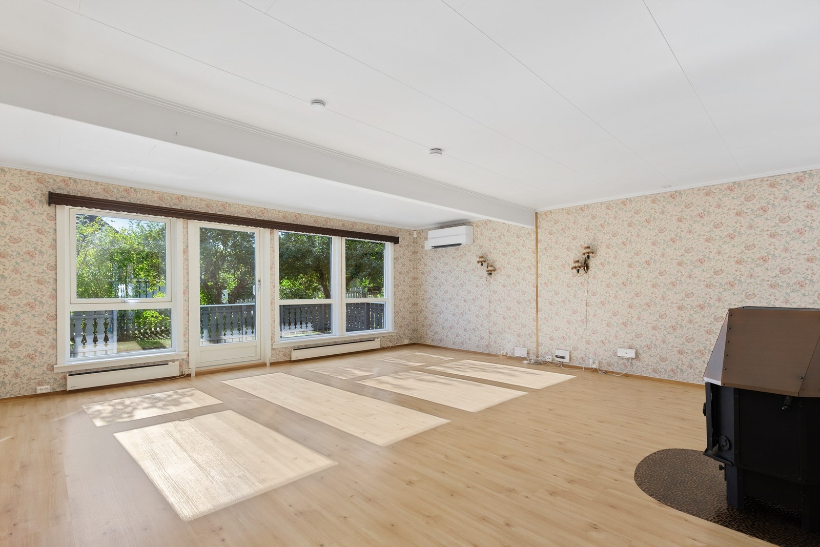 Stuen brer seg over nesten hele planet, og har god plass til ønsket møblering. Galleribilde