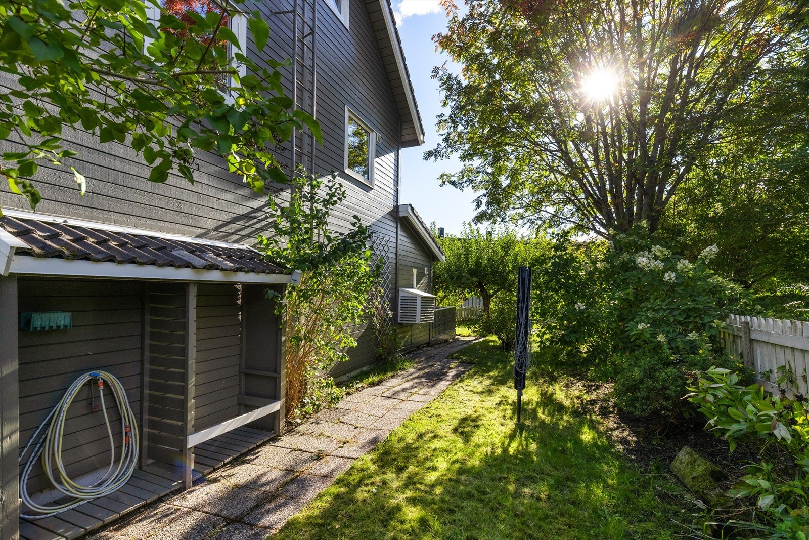 Hagen strekker seg langs hele husveggen. Galleribilde