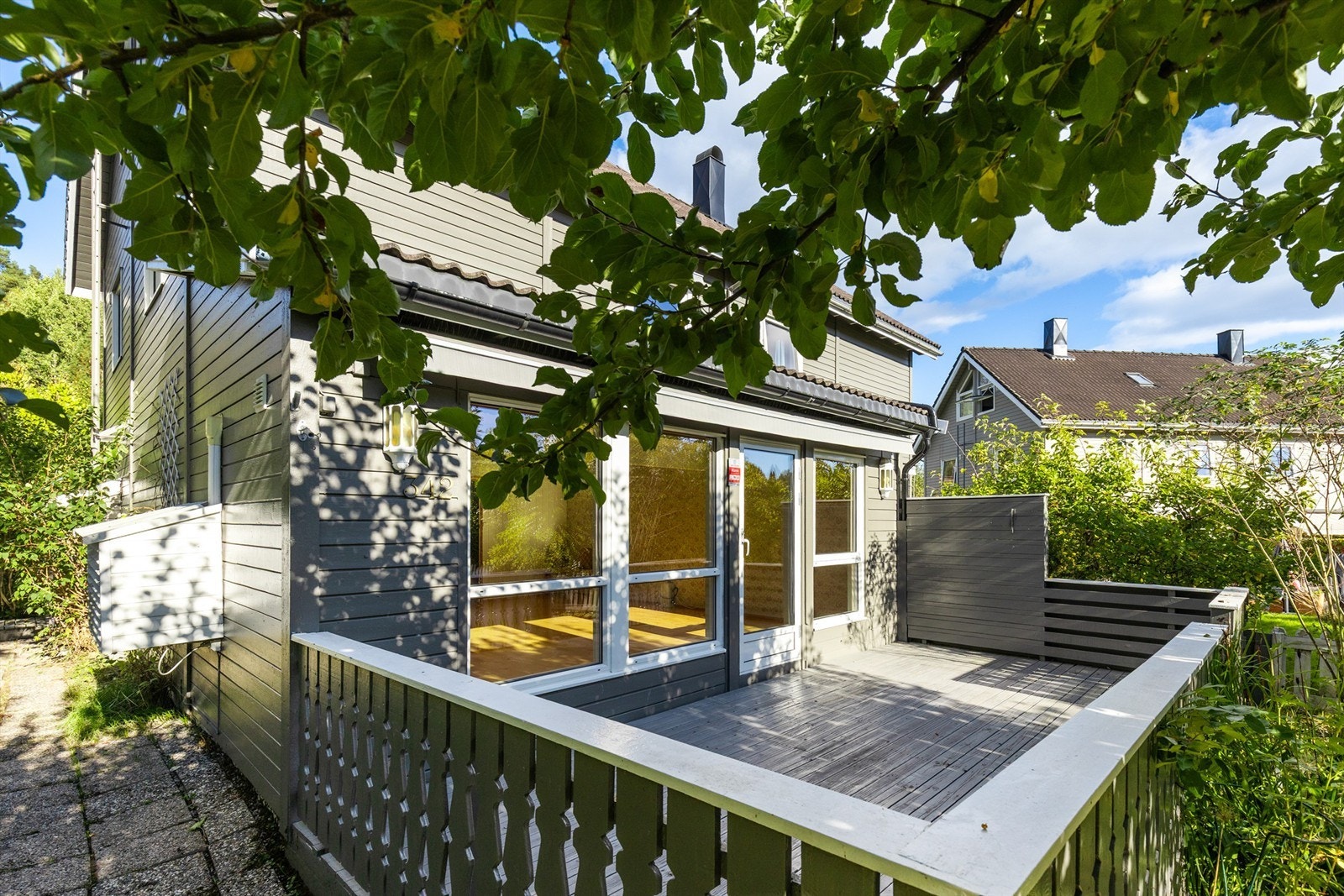 Terrassen er av god størrelse med plass til ønsket utemøblement. Galleribilde