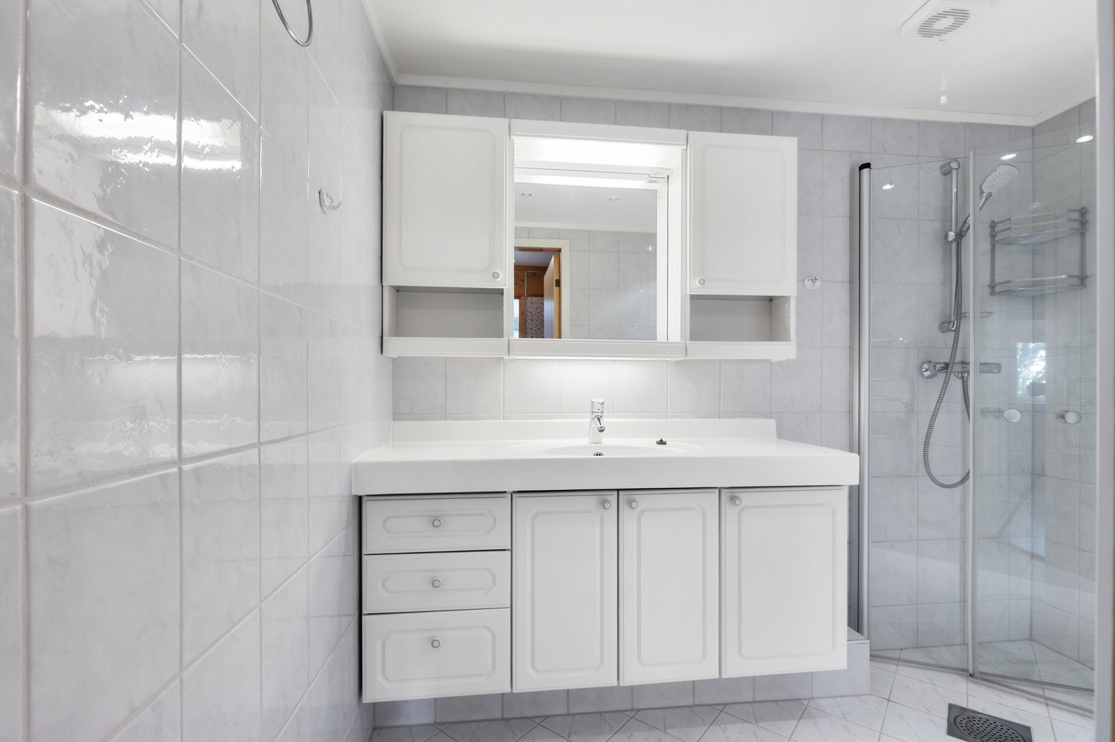 Badet er flislagt på gulv og vegger med elektrisk gulvvarme. Galleribilde