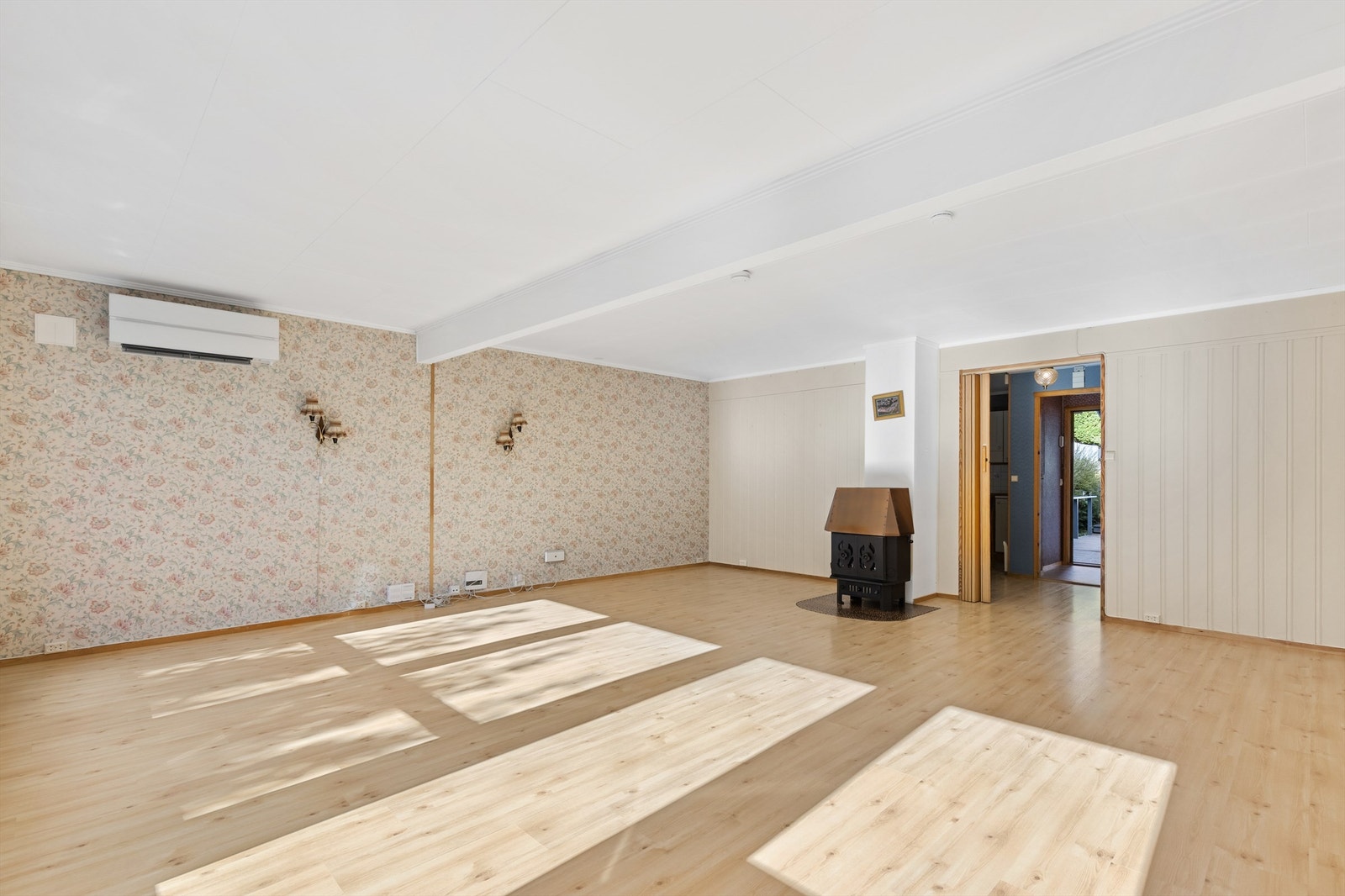 Det er rikelig med lysinnslipp fra de store vindusflatene. Galleribilde