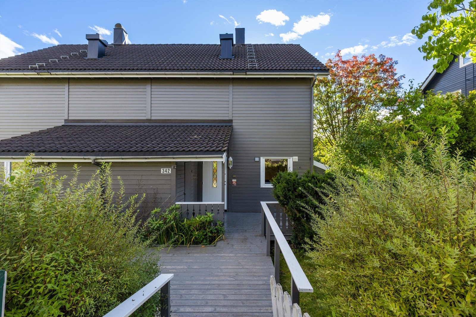 Inngangspartiet er pent opparbeidet med beplaninger, og gir deg en lun velkomst. Galleribilde