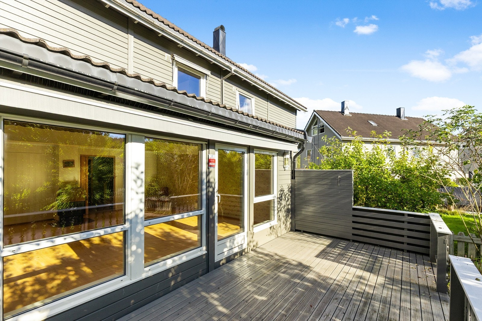 Her kan du nyte årets varmere dager i egen hage, med svært lite innsyn fra naboer. Galleribilde