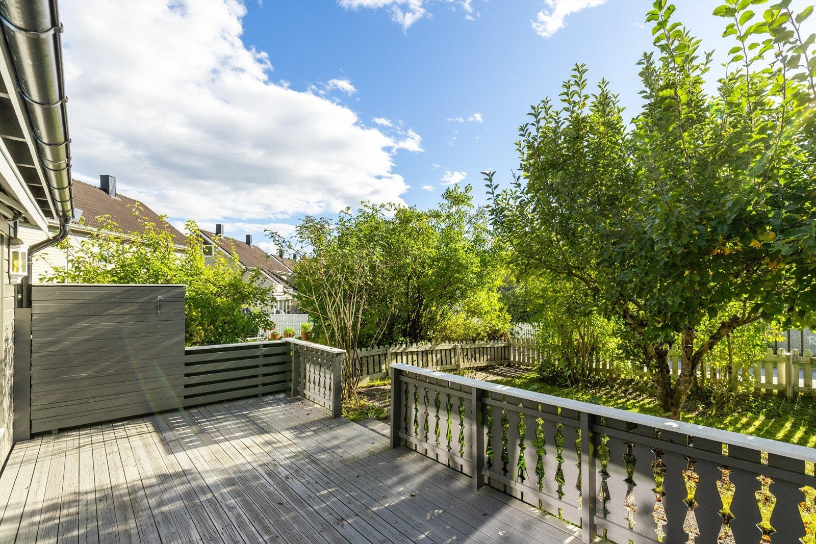Hagen er frodig og grønn med både beplanting og buskevekst. Galleribilde