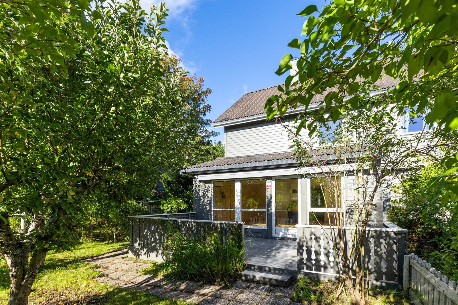 En stor tomannsbolig med renoveringsbehov, over 3 romslige plan med hage og god intern beliggenhet i etterspurt borettslag og renoveringsbehov. Galleribilde