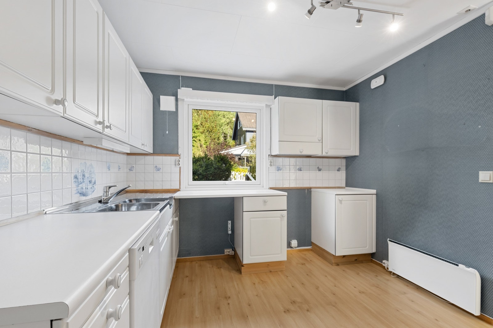 Kjøkkenet er holdt i en separat løsning fra stuen og er en skjermet og privat sone for matlaging. Galleribilde