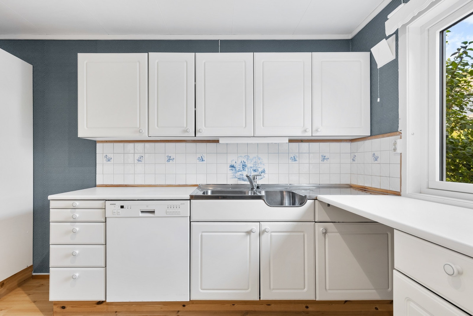 Det er rikelig med lysinnslipp fra store vindusflater som skaper en åpen og luftig romfølelse. Galleribilde