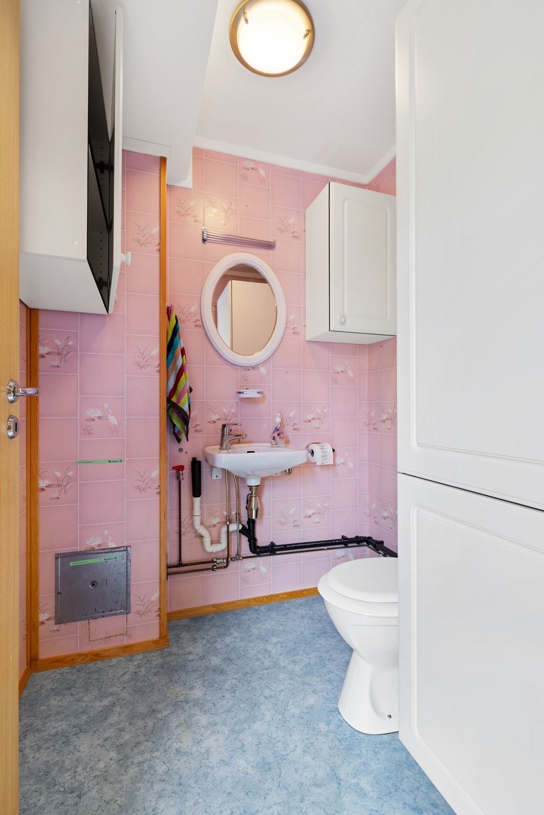 I 1. etasje er det også et toalettrom bestående av gulvstående klosett og servant. Galleribilde