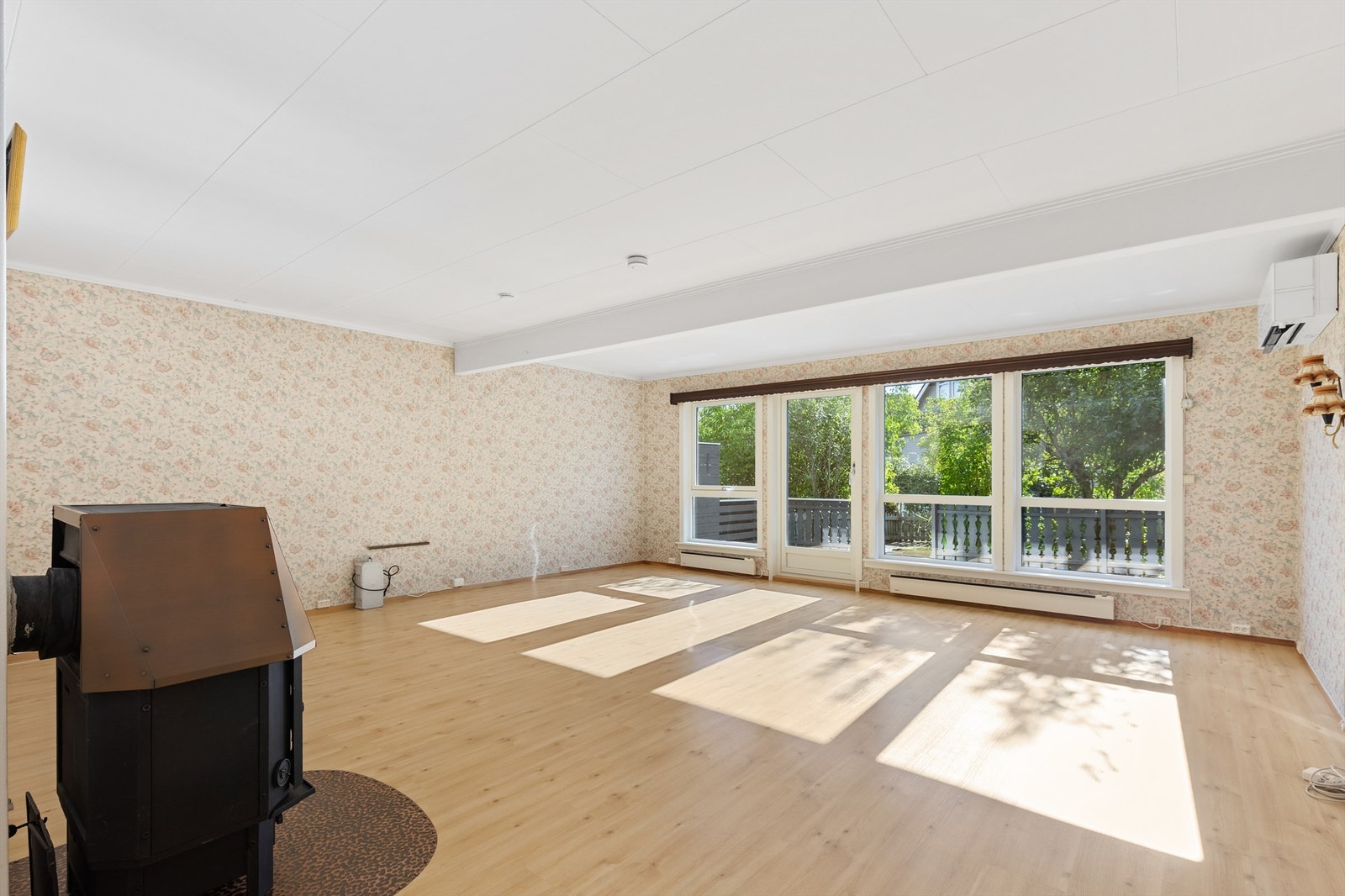 Fra stuen er det utgang til boligens herlige hage og terrasse. Galleribilde