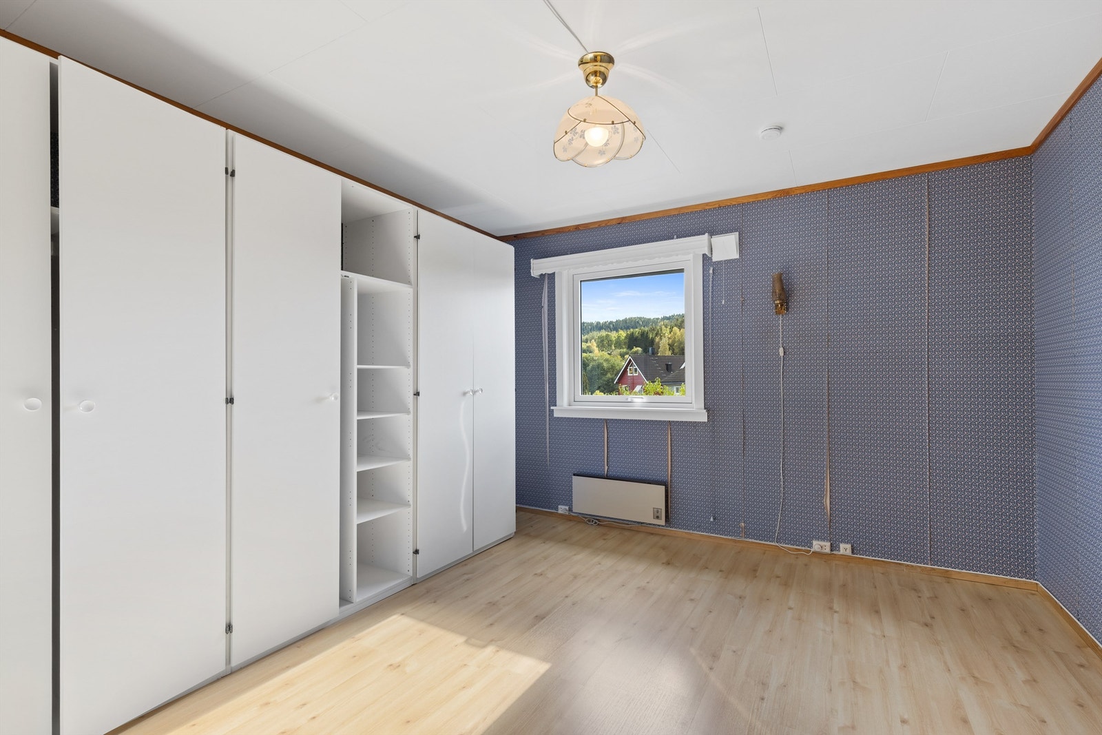 Hovedsoverommet er av god størrelse med plass til dobbeltseng, nattbord og garderobeskap. Galleribilde