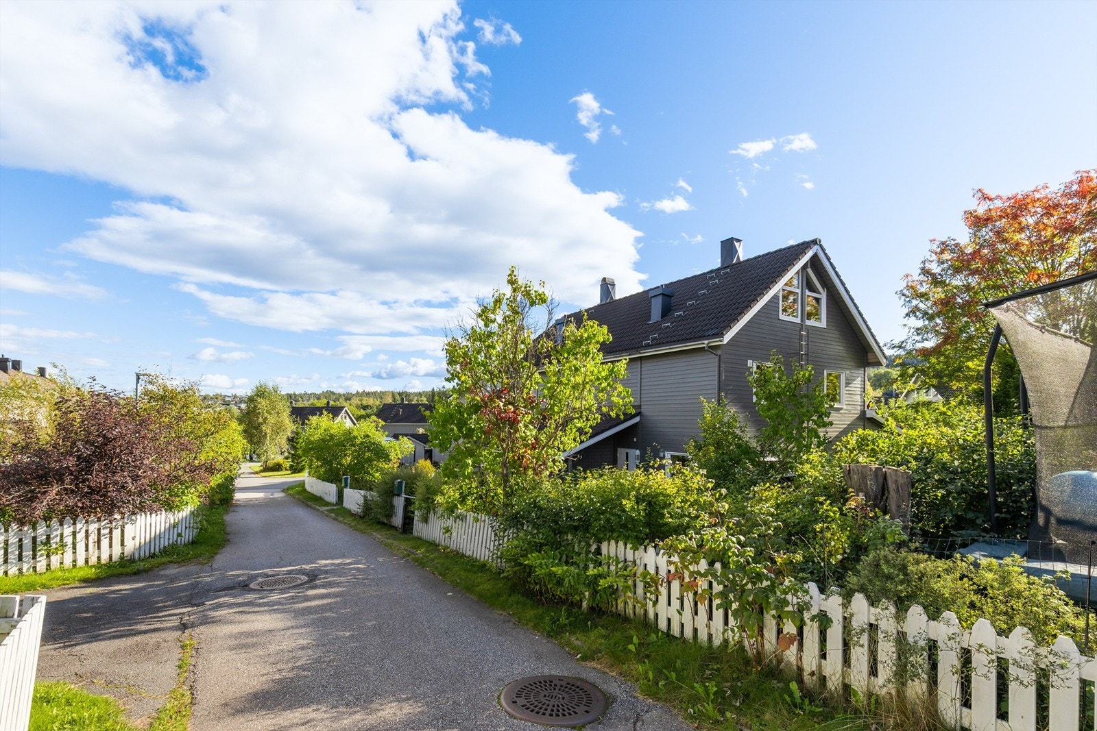 Veiene er lite traffikert og gjør området tryggere for barn å ferdes. Galleribilde