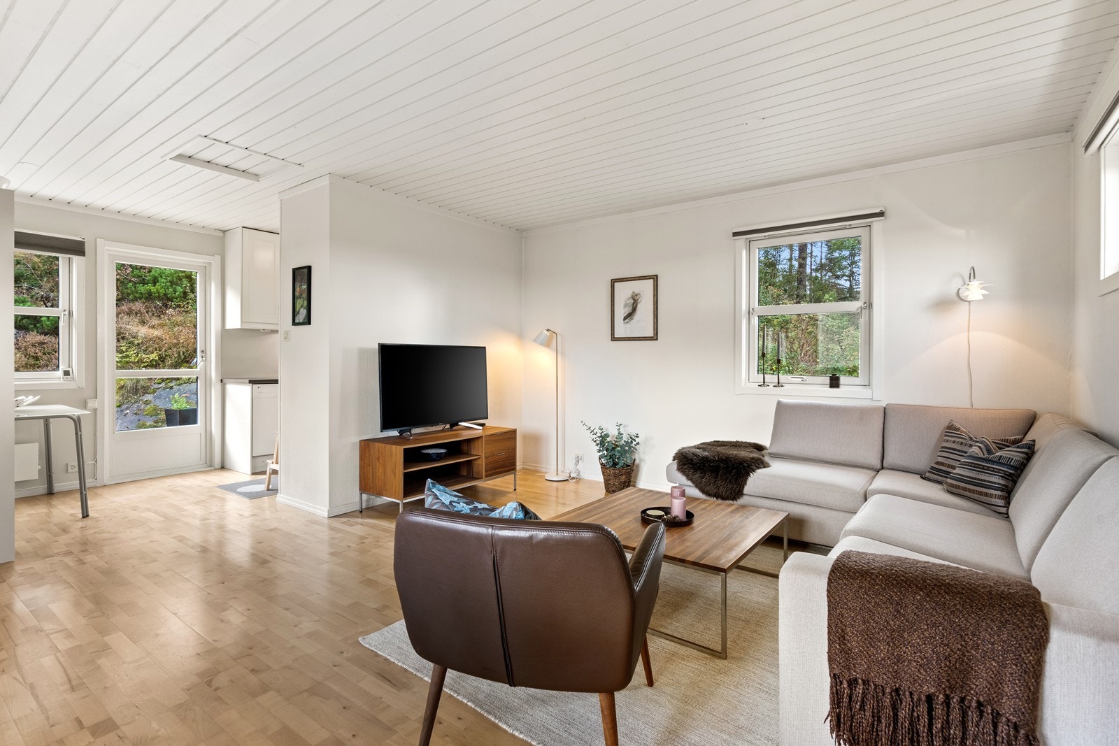 Stue mot kjøkkenkrok. Galleribilde