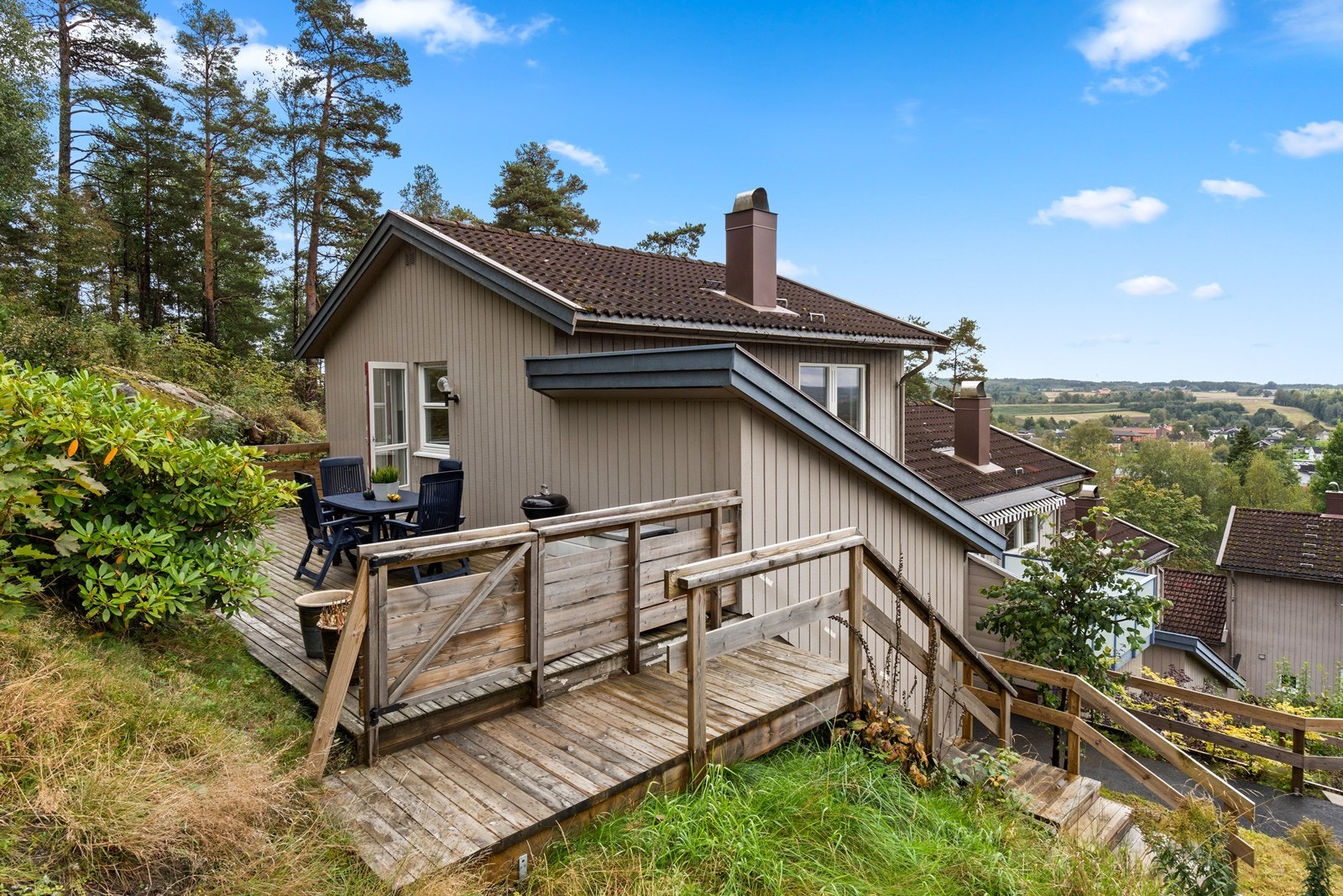 Tilgang fra terrasse og ned til inngangsparti. Galleribilde