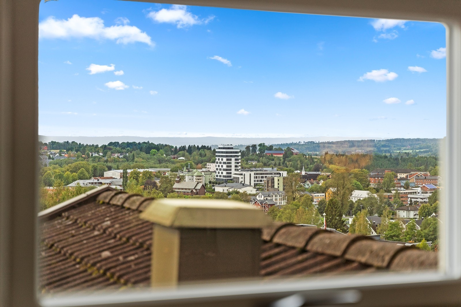 Utsikt fra vindu i stue. Galleribilde