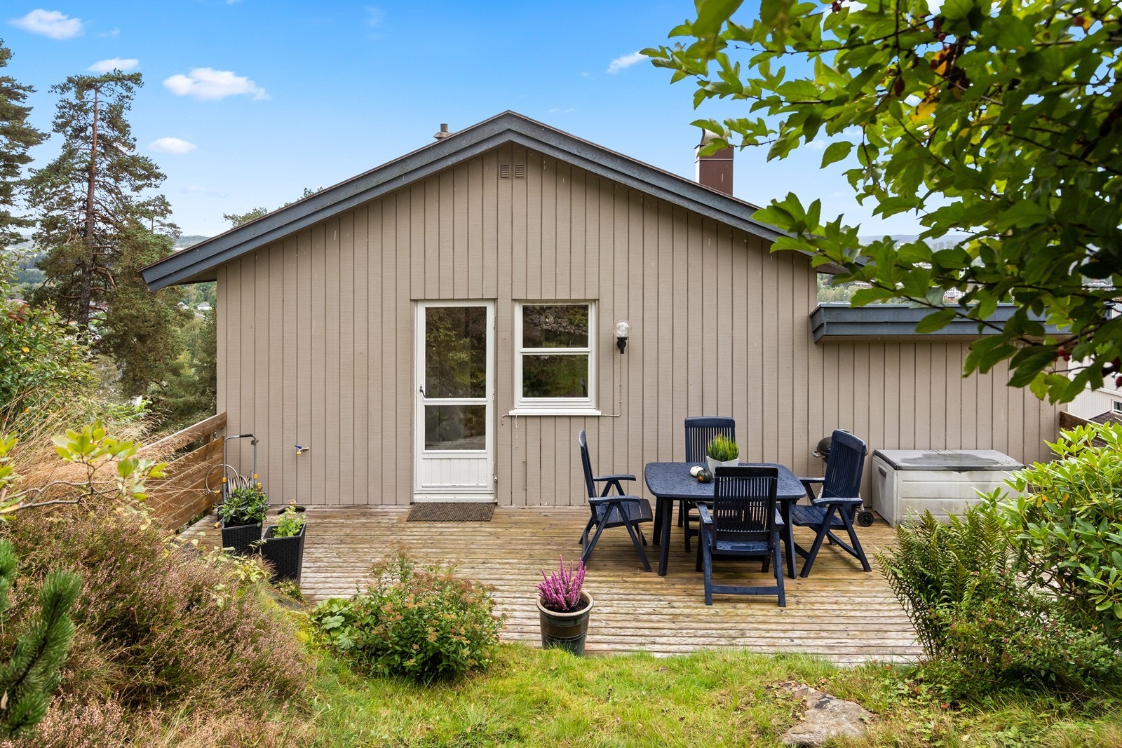 Usjenert og hyggelig uteplass. Galleribilde