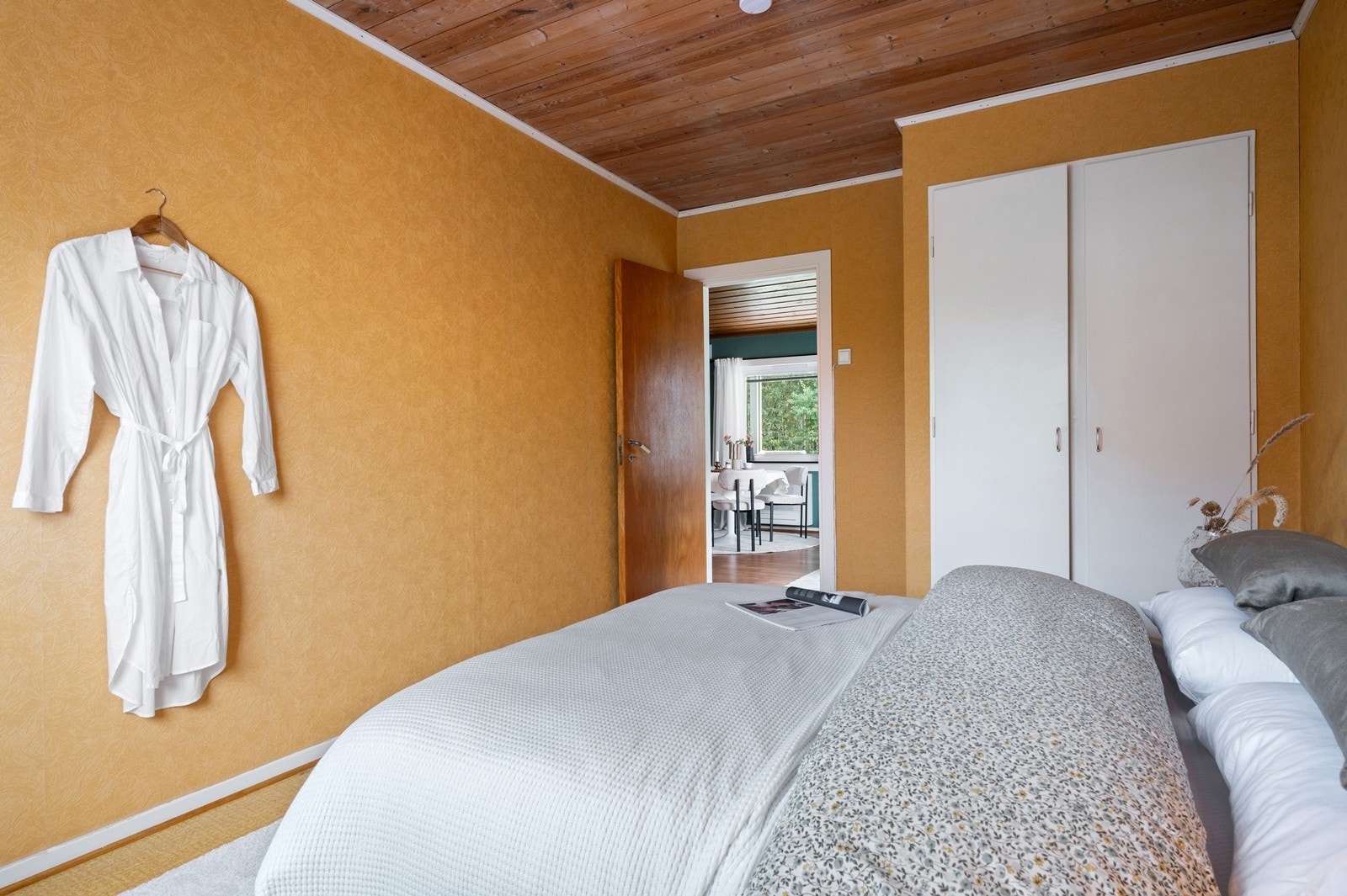 Det er adkomst fra stuen til dette soverommet Galleribilde