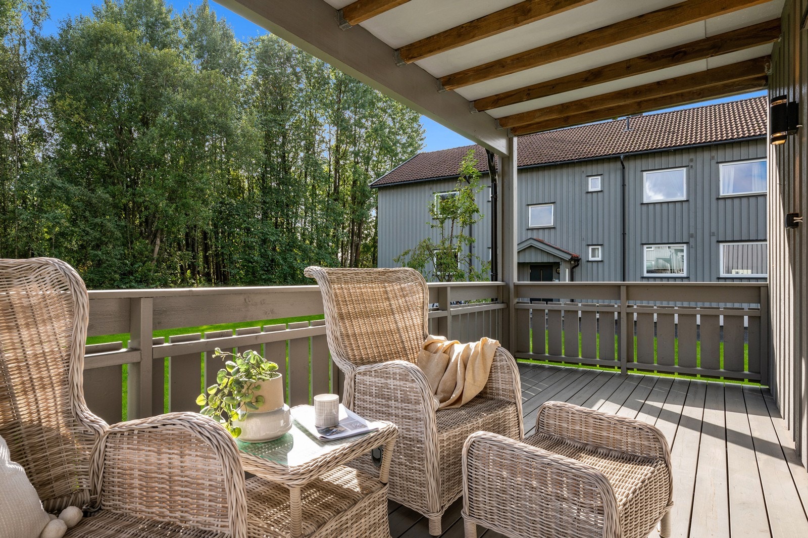 Overbygget veranda vendt ut mot borettslagets grøntareal Galleribilde