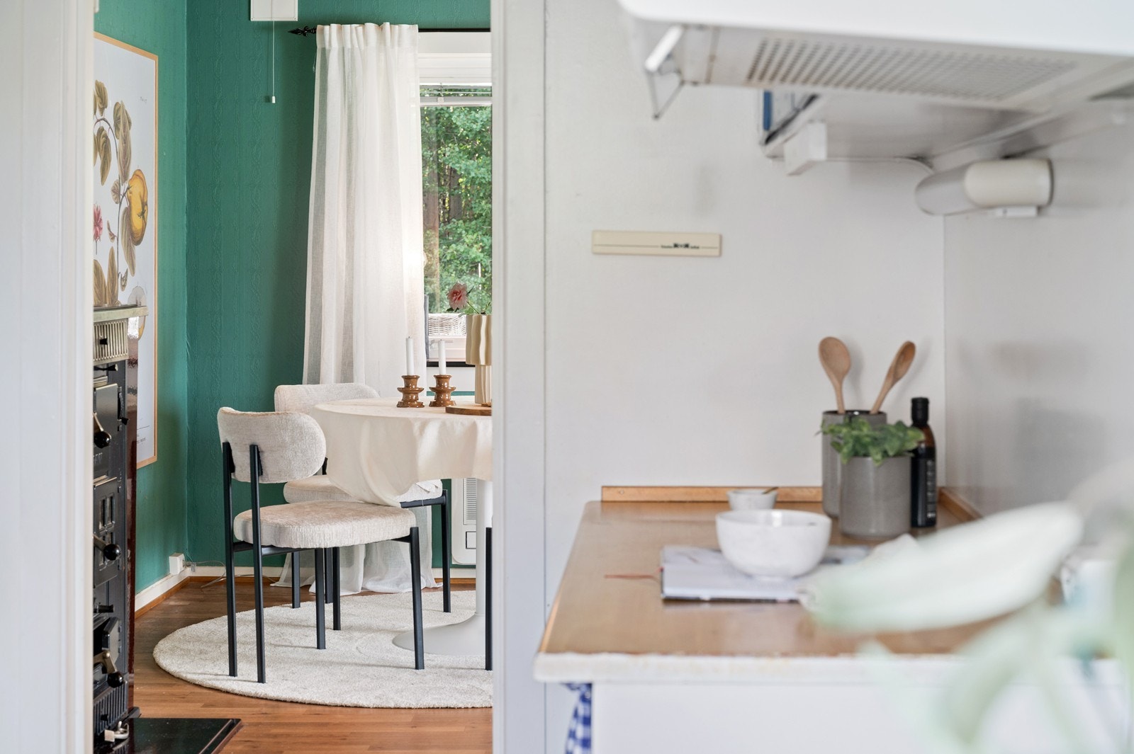 Hyggelig spisestueplass i praktisk nærhet til kjøkkenet Galleribilde