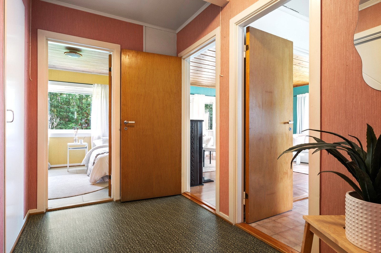 Adkomst fra gangen til soverom 1, stue og kjøkken Galleribilde