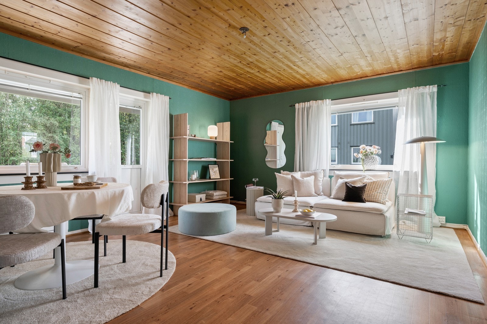 Stuen har direkte utgang til veranda og gode lysforhold Galleribilde