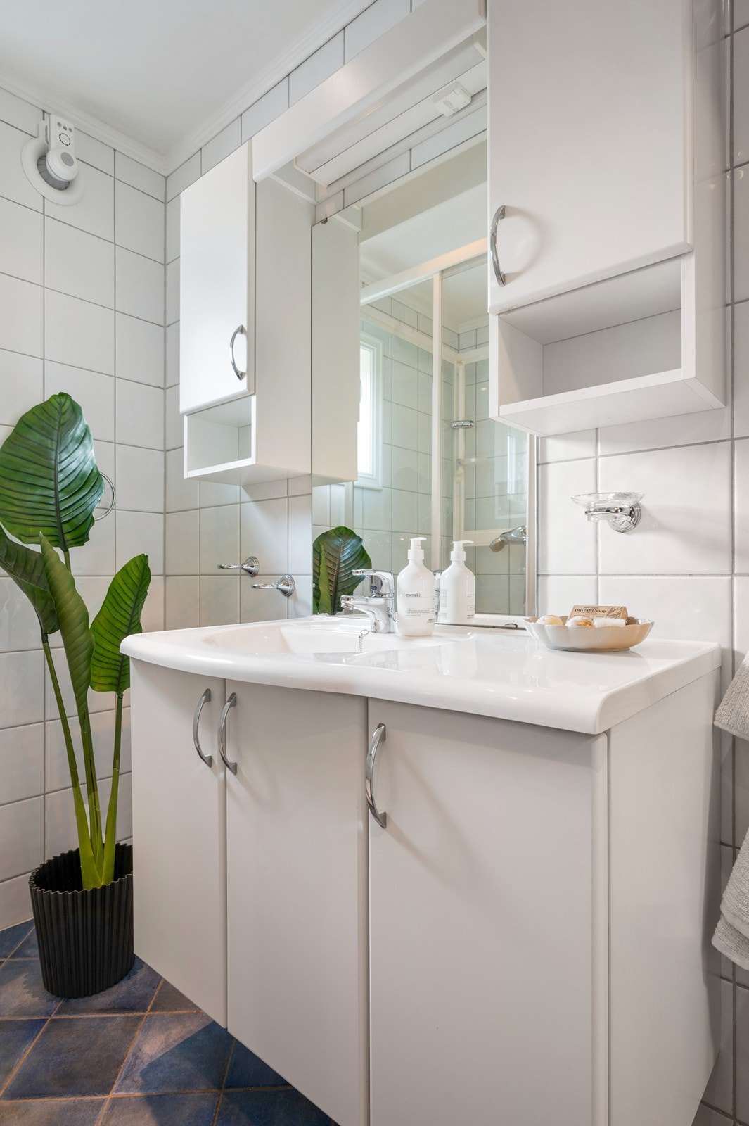 I tillegg til servantinnredningen er det dusjkabinett og gulvmontert toalett Galleribilde