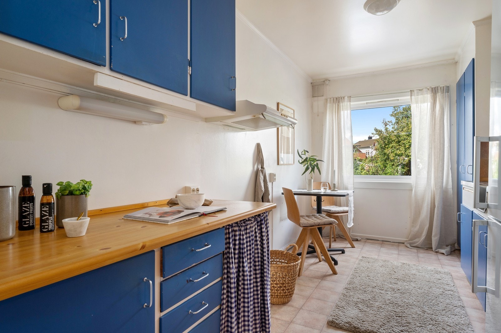 Plass for lite spisebord ved vinduet, og større spiseplass i stuen Galleribilde