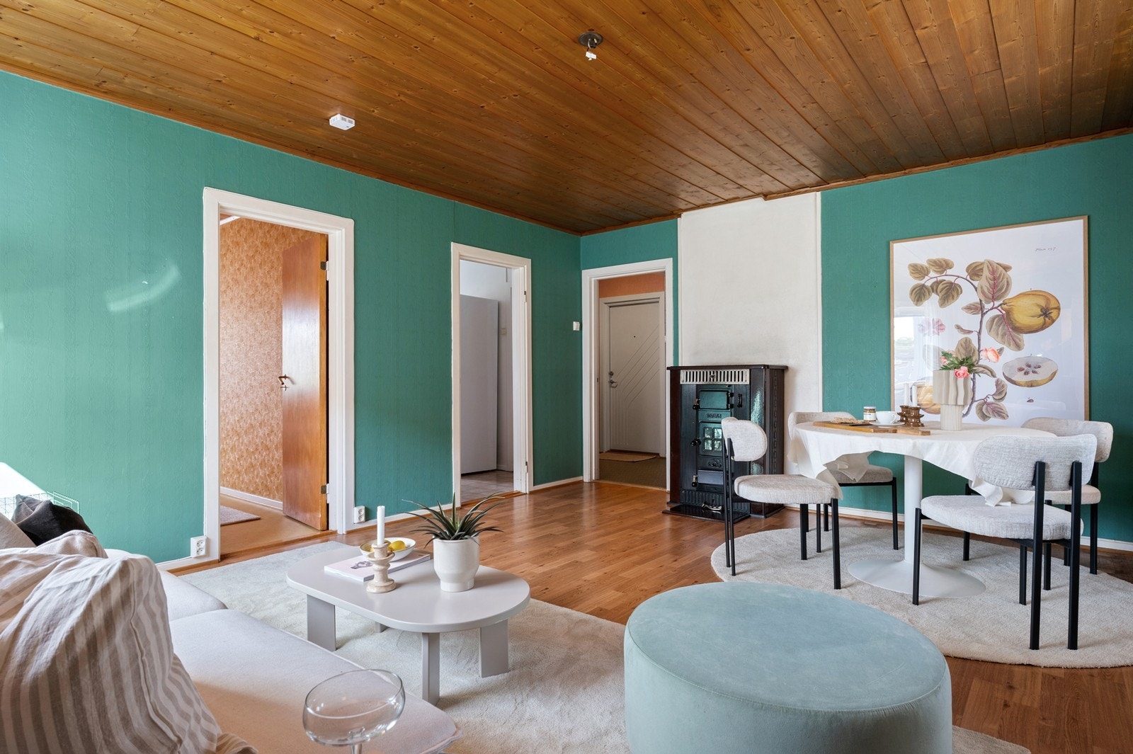 Stuen er forbundet med soverom, kjøkken og entré Galleribilde