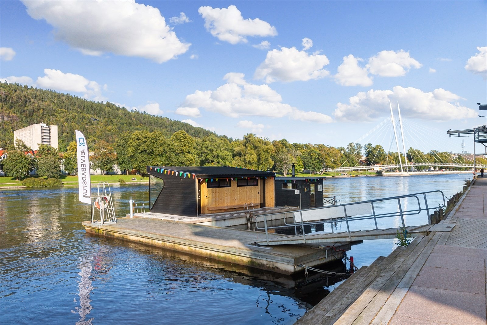 Langs Drammenselva ligger Ælvebadstua hvor man har mulighet for leie av sauna og ta en dukkert uti Drammenelva Galleribilde