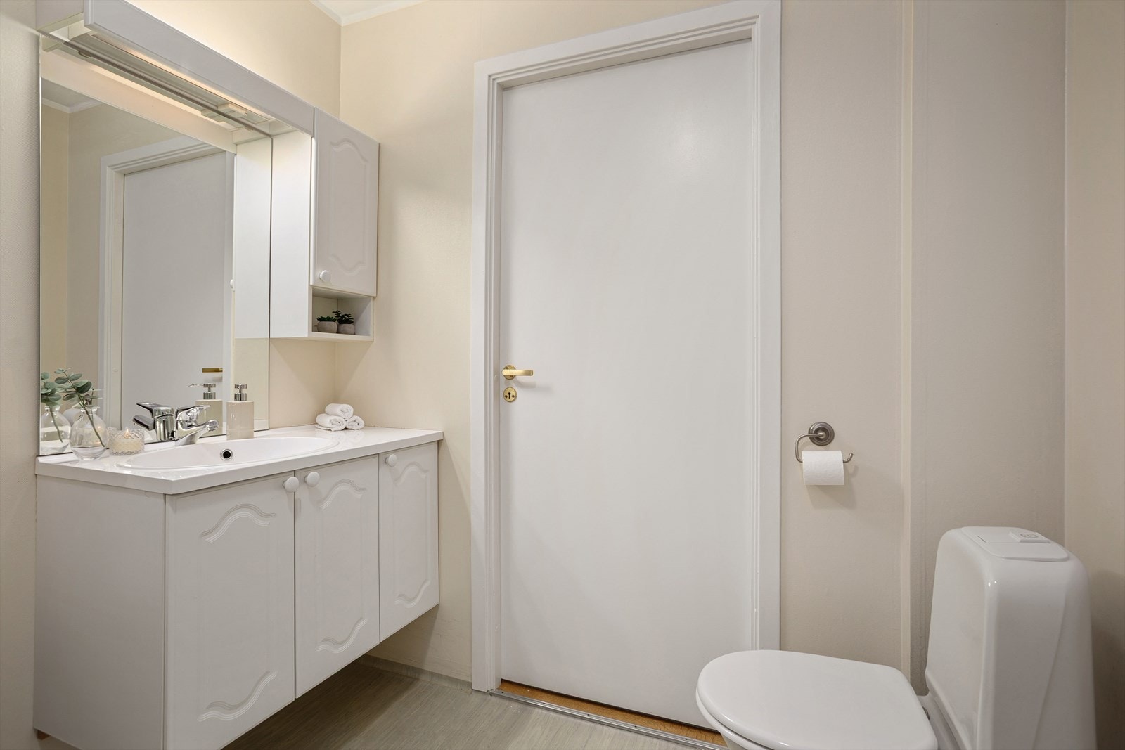 Eldre bad med slette malte vegger og vinylbelegg med varmekabler på gulv. Badet har fått tilstandsgrad 3 i tilstandsrapport fra takstmann Galleribilde