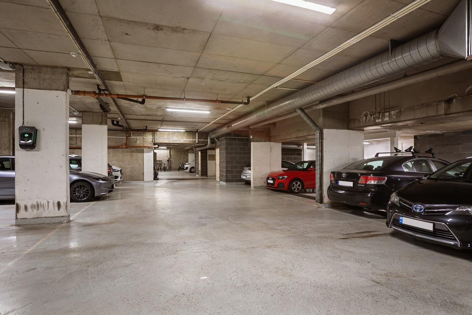 Det medfølger ingen fast parkeringsplass. Det er mulighet for leie av parkering i parkeringskjeller. Beboere prioriteres hvis det er venteliste. Dersom det ikke er venteliste leies ledige plasser ut eksternt Galleribilde