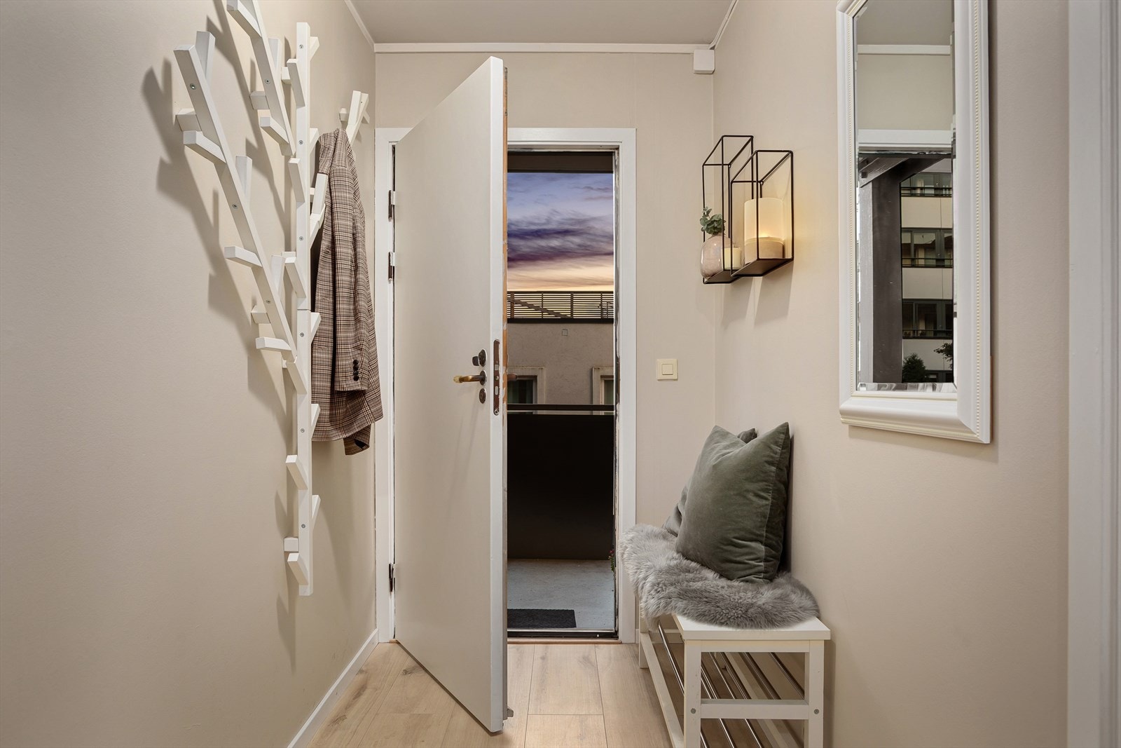 Lys og innbydende entré/gang med god plass til å henge fra seg Galleribilde
