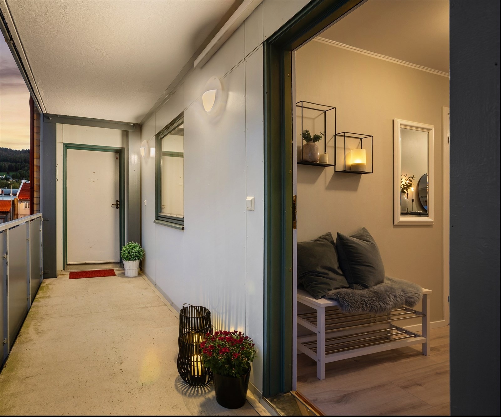 Inngang til leiligheten via felles svalgang Galleribilde