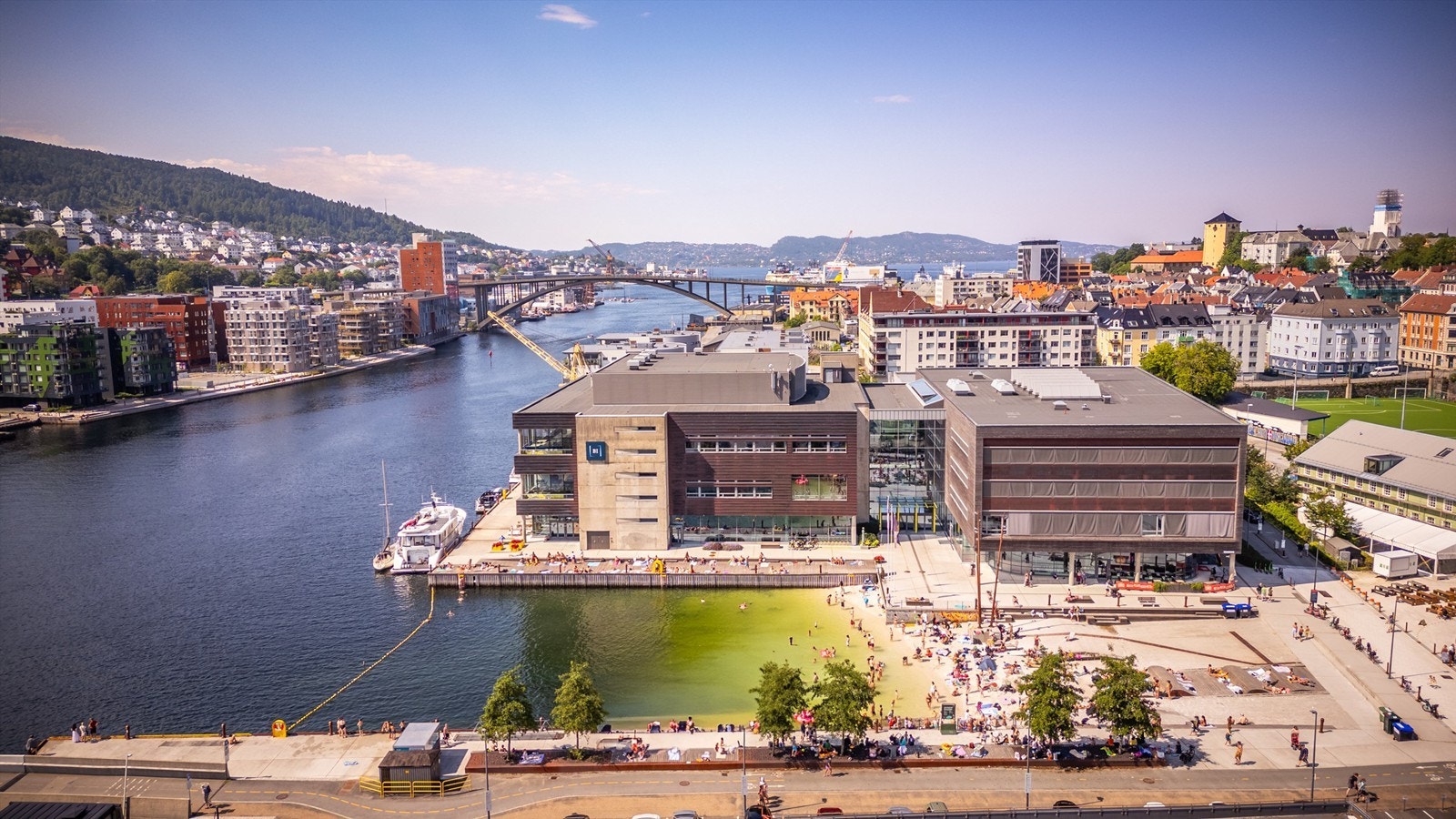 - Møhlenpris med den populære bystranden er også kun få minutter unna. Langs Store Lungegårdsvann, like ved, kommer det en ny og større bystrand med strandpark. Bymiljøetaten håper å få den nye stranden klar til sommeren 2027 - Galleribilde