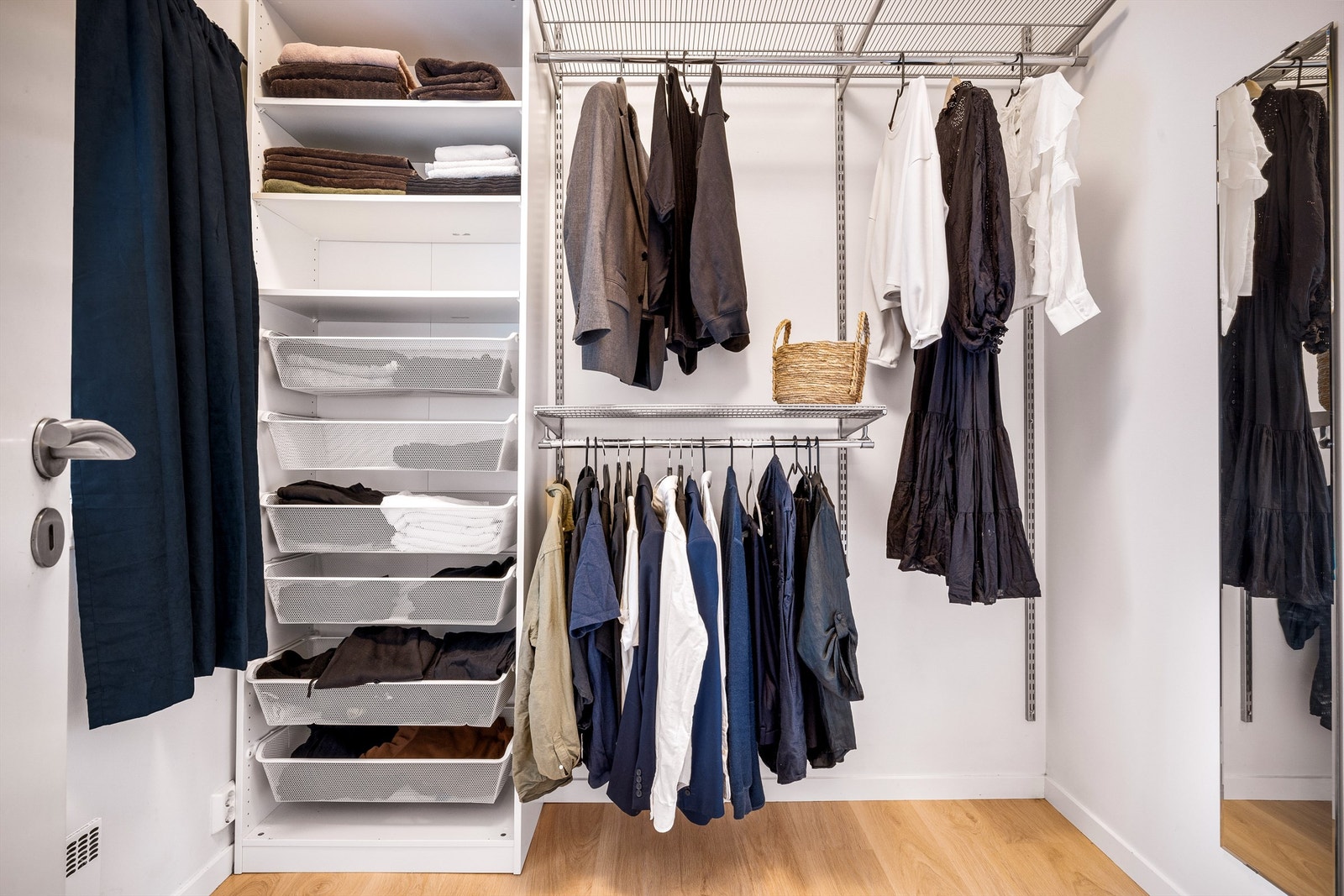 - Rommet innenfor badet er 5,8 kvm og innredet som garderobe - Galleribilde