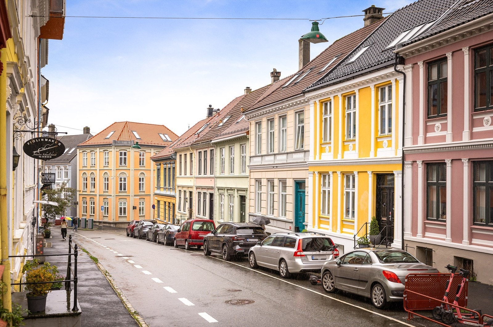 - Harald Hårfagres gate. Her er det soneparkering langs den ene siden av gaten, kun for områdets beboere. Langs den andre siden av gaten er det sykkelfelt. - Galleribilde