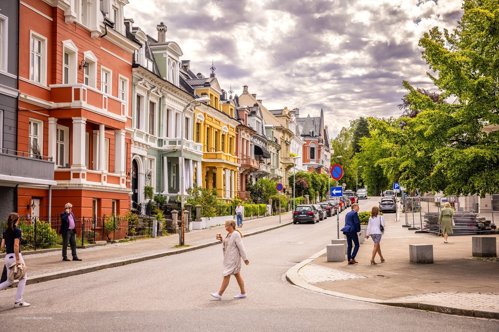 - Nærområdet er kjent for lekker, klassisk og herskapelig arkitektur med søyler og stukkatur. - Galleribilde