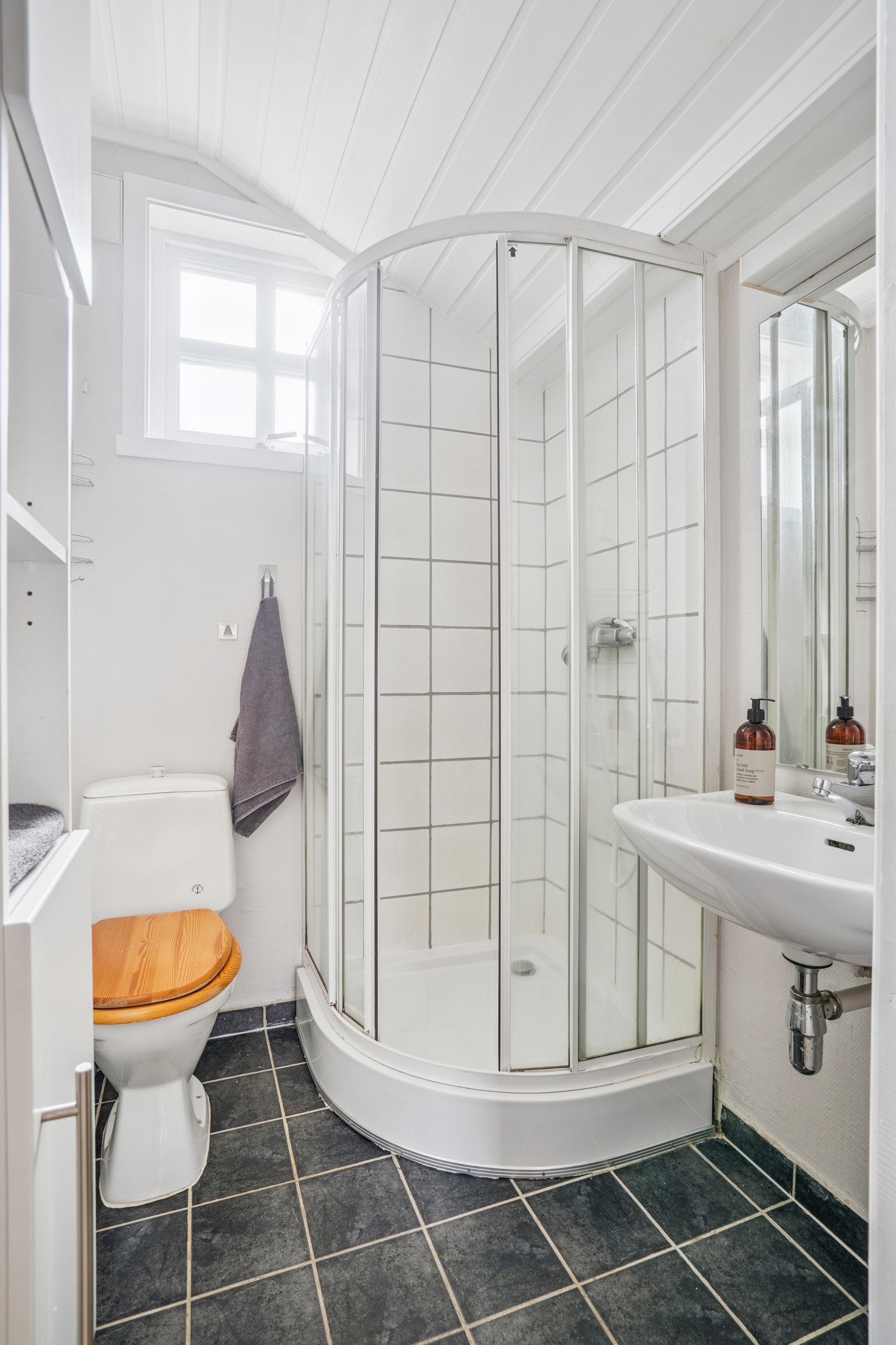 Baderom på loft med dusjkabinett.