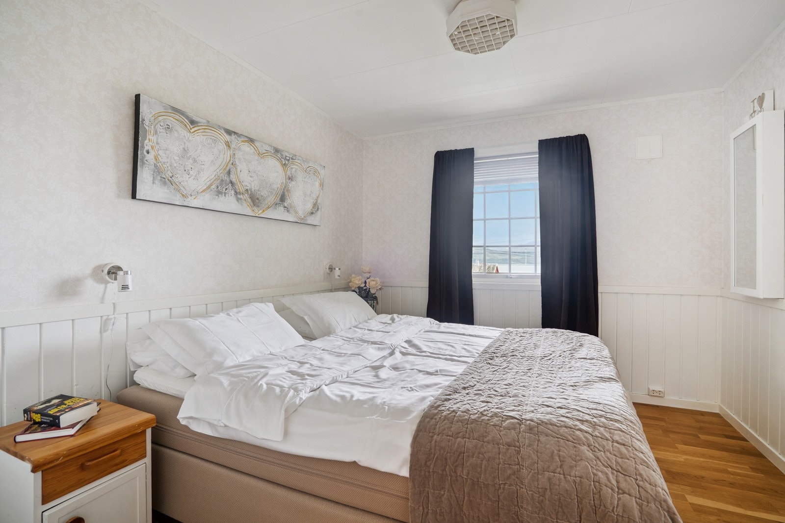Hovedsoverommet har god plass til seng, nattbord og eventuelle garderobeskap etter behov.