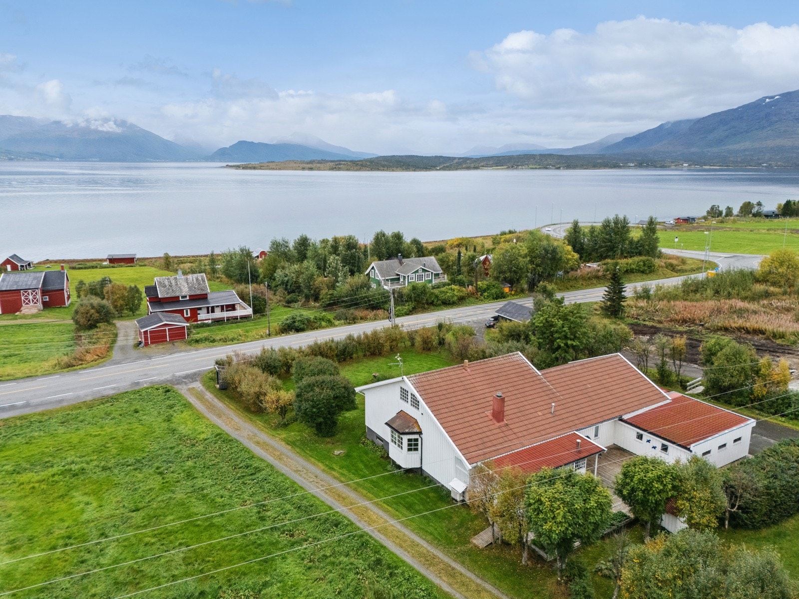 Eiendommen har flotte utearealer med masse muligheter!