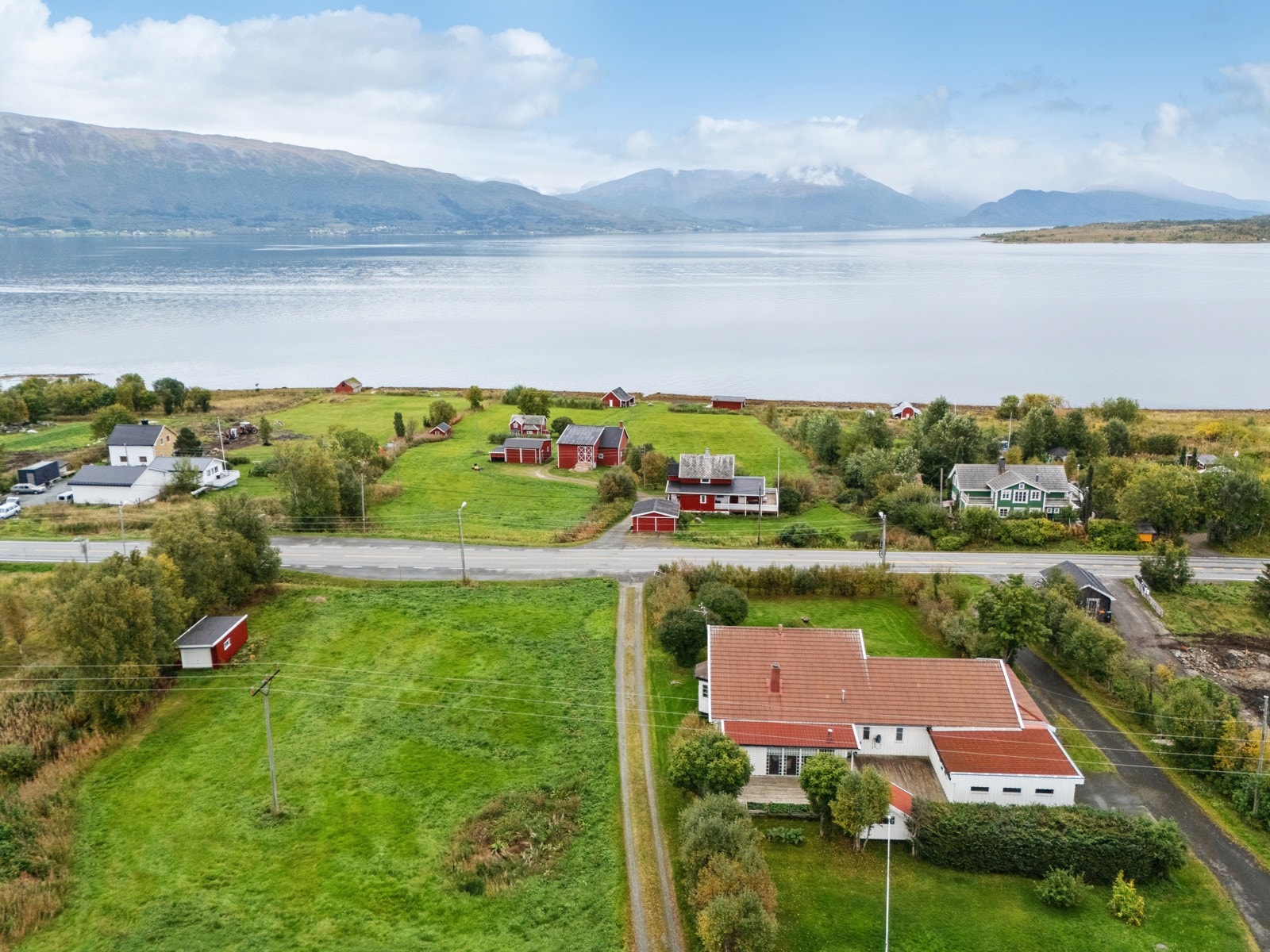 Idyllisk beliggenhet med nærhet til både hav og skog!