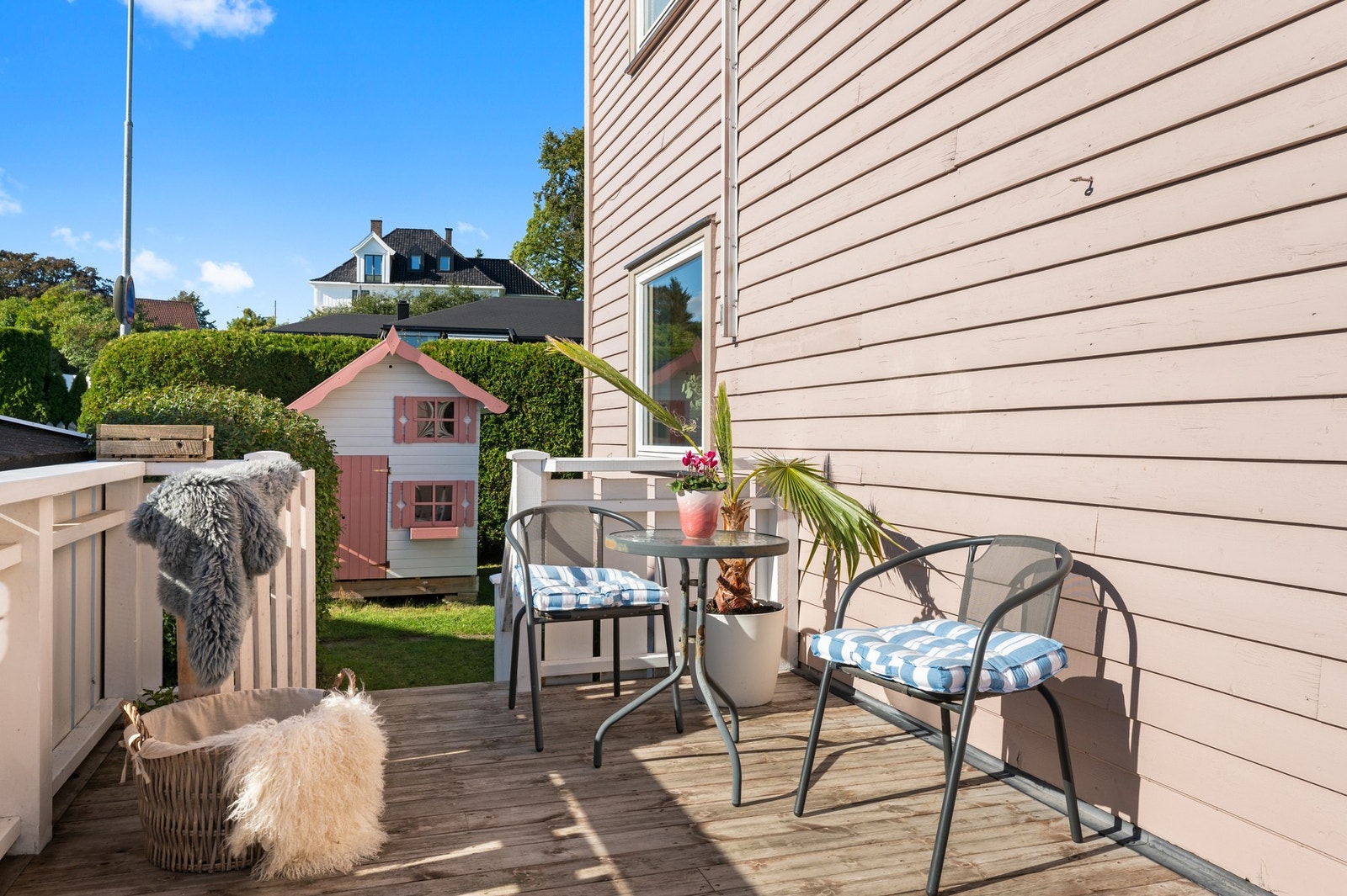 Tomten er seksjonert og fysisk delt, og denne seksjonen disponerer den sørvendte delen. Galleribilde