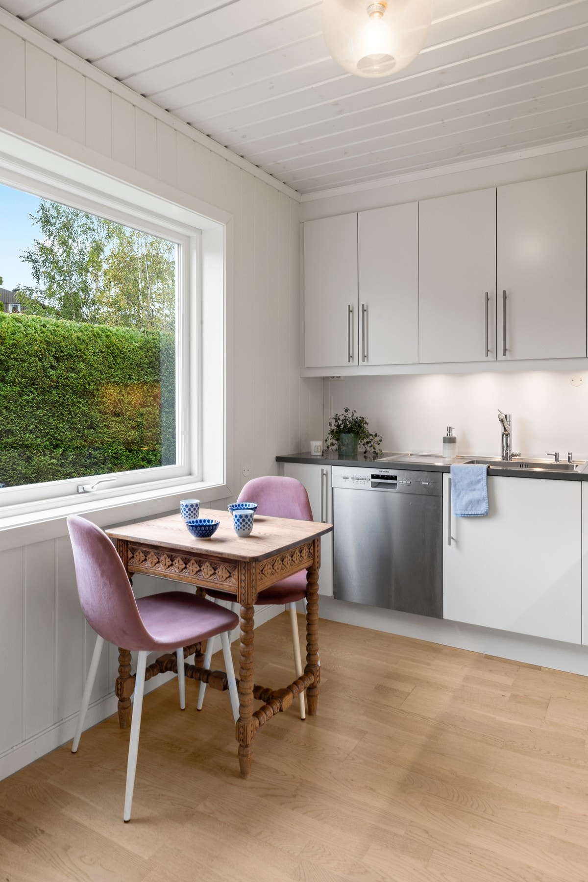 I tilknytning til kjøkkenet er det også plass til en liten frokostkrok, perfekt for morgenstunder når dagen starter i ulikt tempo. Galleribilde