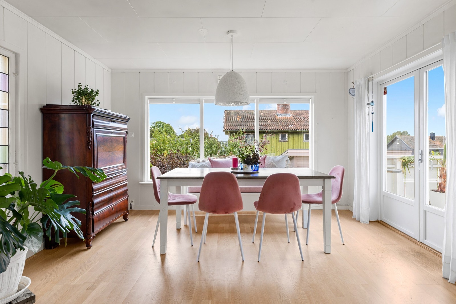 Fra spisestuen er det utgang til terrassen og hagen - en forlengelse av oppholdsrommet på varme sommerdager. Galleribilde