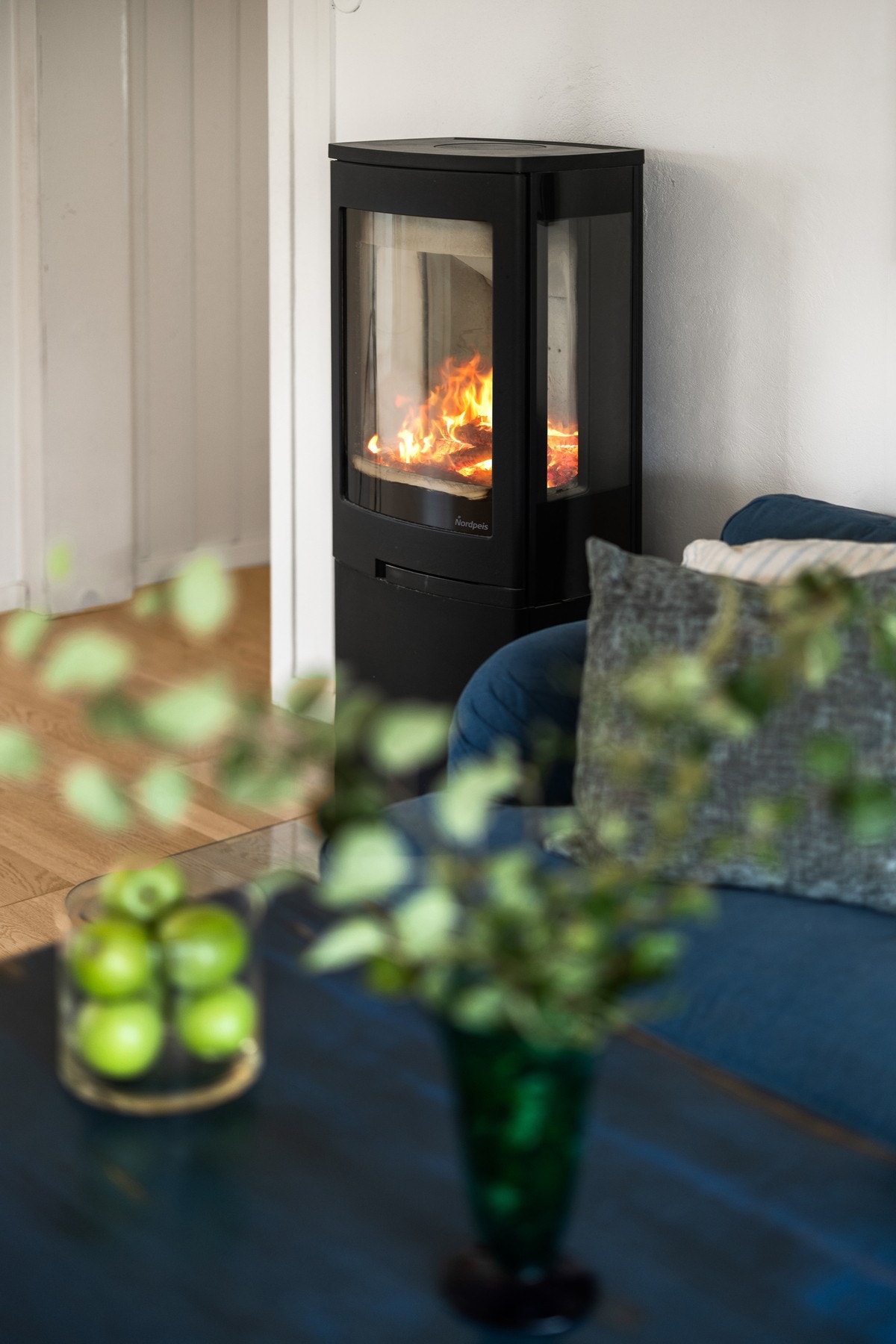 I stuen står en vedovn fra Nordpeis som gir både varme og hyggelig stemning på kjølige kvelder. Galleribilde