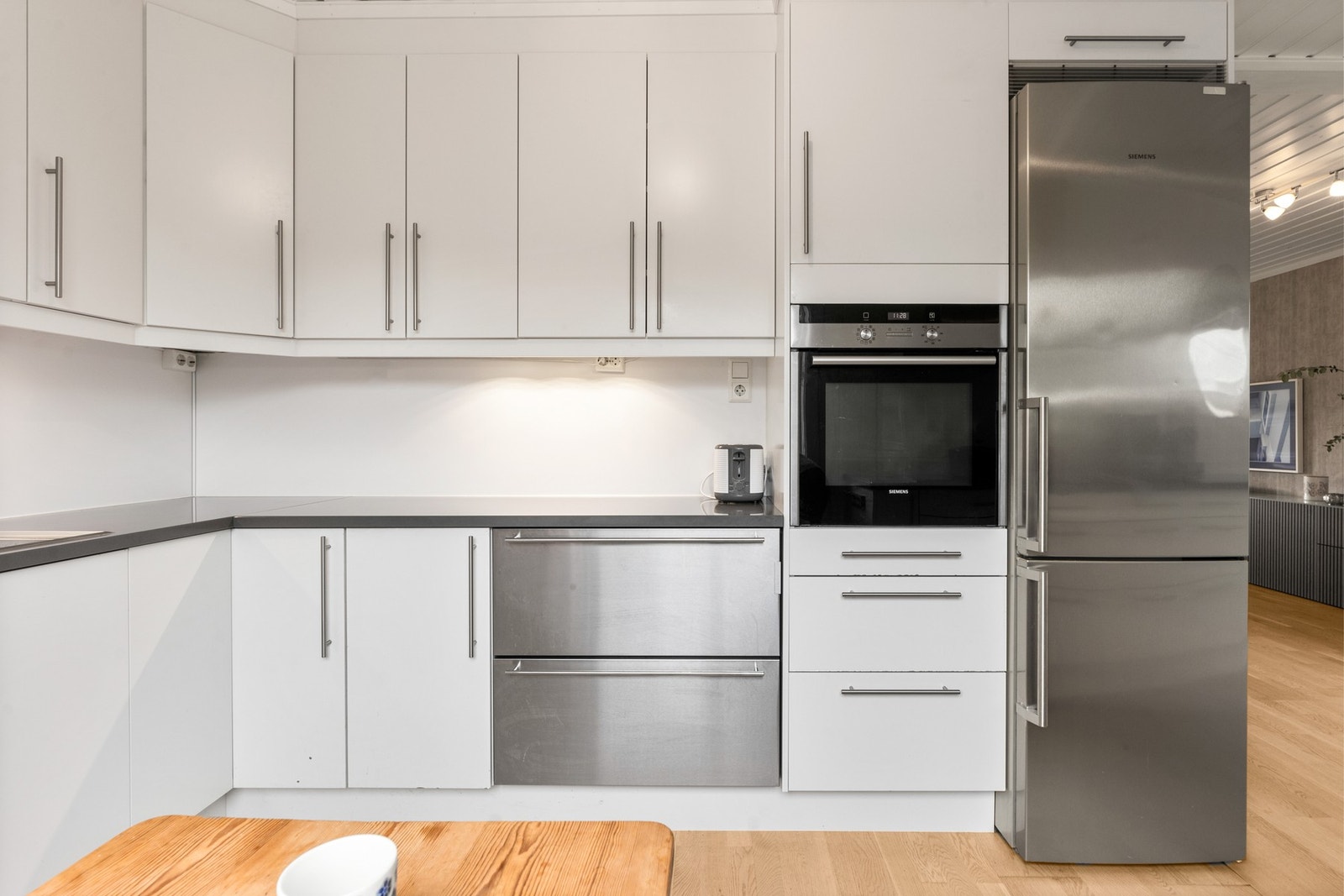 Samtlige hvitevarer på kjøkkenet medfølger. Galleribilde